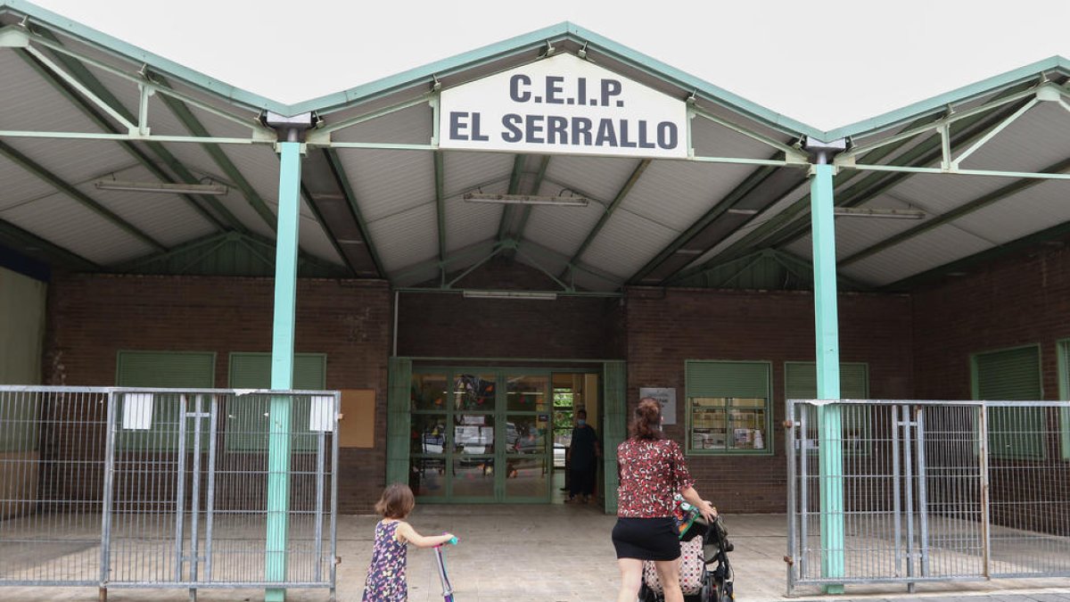 Maria Giner i la seva filla, de P4, entrant al CEIP el Serrallo en el primer dia d'obertura després de dos mesos i mig d'estar tancats.