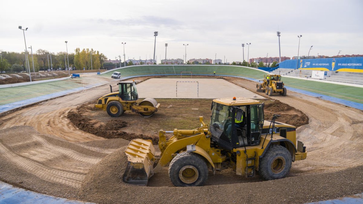 Las máquinas trabajaban ayer en el patinódromo, que estará terminado a finales de mes.