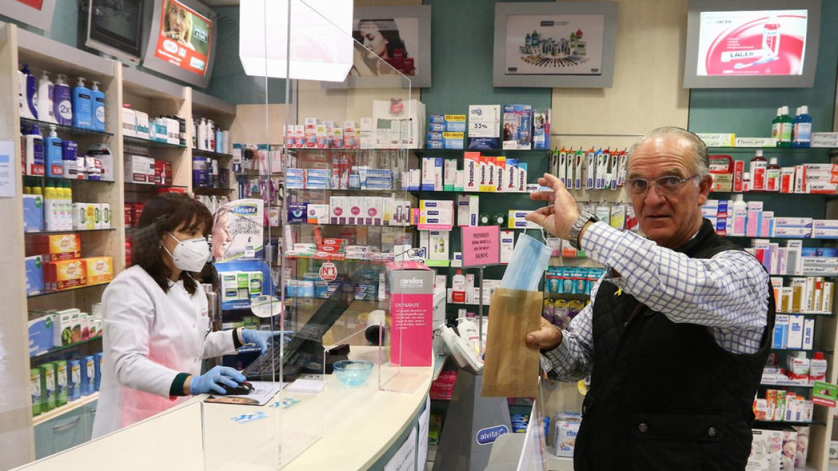 Un client de la Farmàcia Ferrús de Reus que va anar a buscar la mascareta gratuïta el primer dia de repartiment.