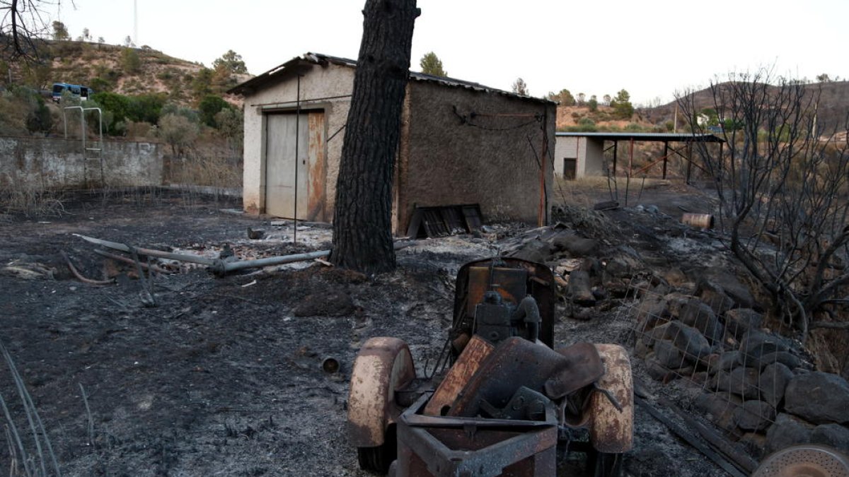 Una de las masías calcinadas por el fuego de la Ribera de Ebro, ubicada entre los términos municipios de Flix y de la Bovera.