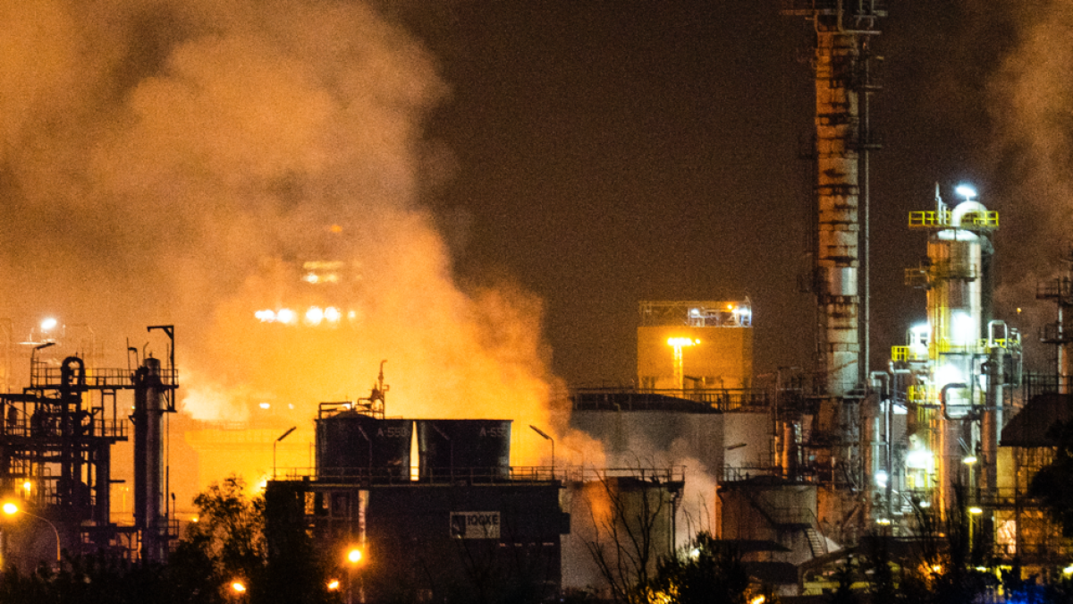 Imagen de las llamas en la planta de IQOXE.