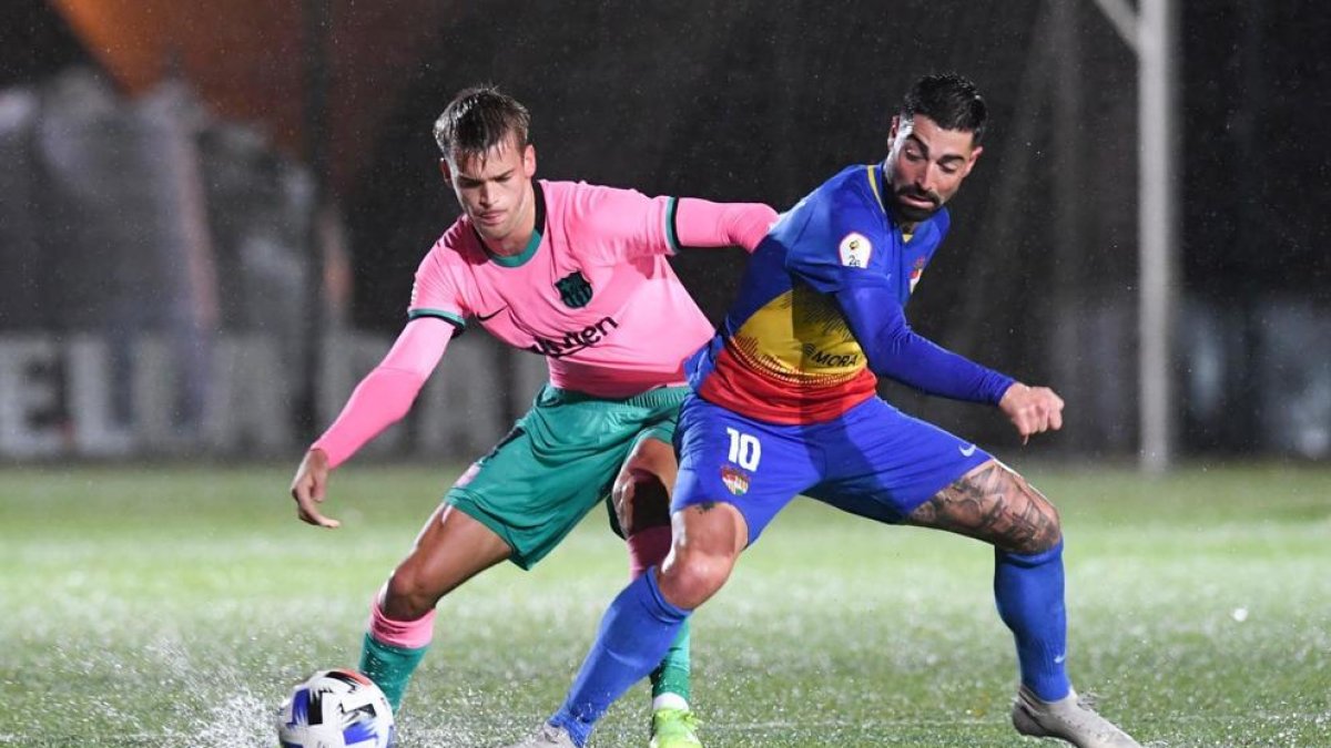 El jugdor de l'Andorra Carlos Martínez durant un moment del duel disputat contra el Barça B.