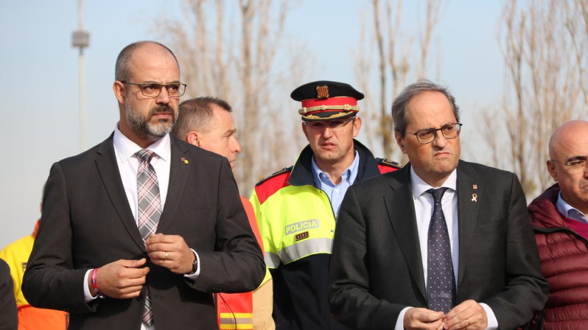 Pla mig del president de la Generalitat, Quim Torra, i el conseller d'Interior, Miquel Buch, sortint de la reunió amb els equips d'emergència.