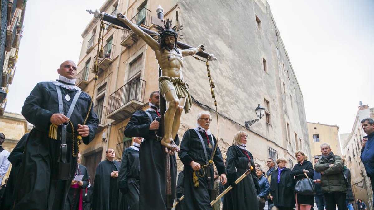 Pintado, en la derecha de la imagen, llevando el Sant Crist en un acto de la Semana Santa tarraconense.