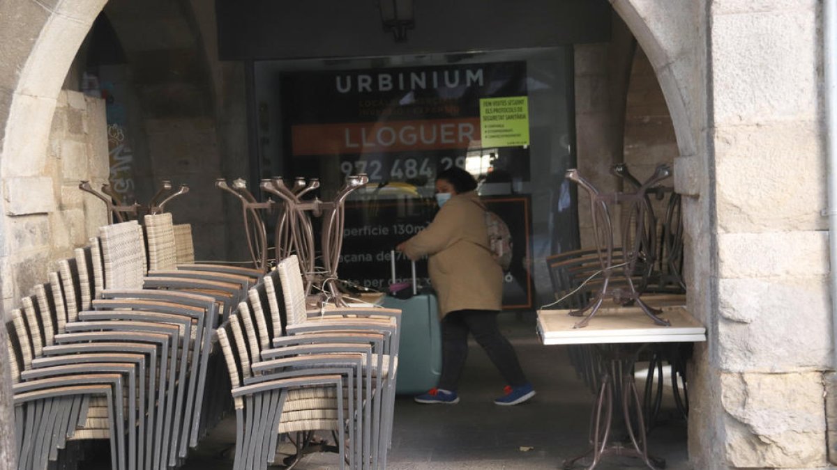 Imagen de archivo de una terraza junta de un bar de Girona el pasado viernes 16 de octubre.