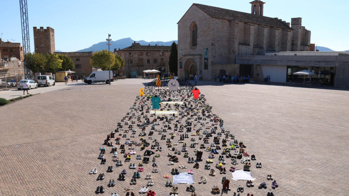 Pla general de 1.500 sabates a la plaça de la Sant Francesc de Montblanc en un acte simbòlic organitzat per l'ANC a la Conca de Barberà.