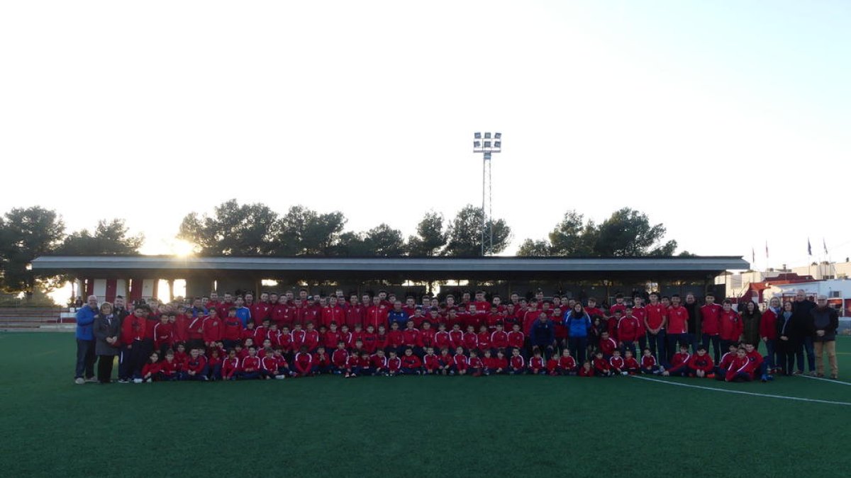 Foto de família de tots els jugadors i entrenadors que formen el CA Roda de Barà.