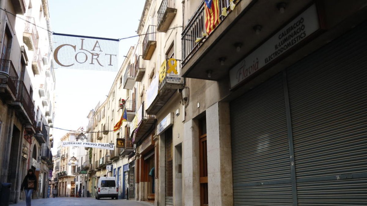 Pla general de locals tancats al carrer de la Cort de Valls, en ple centre històric.