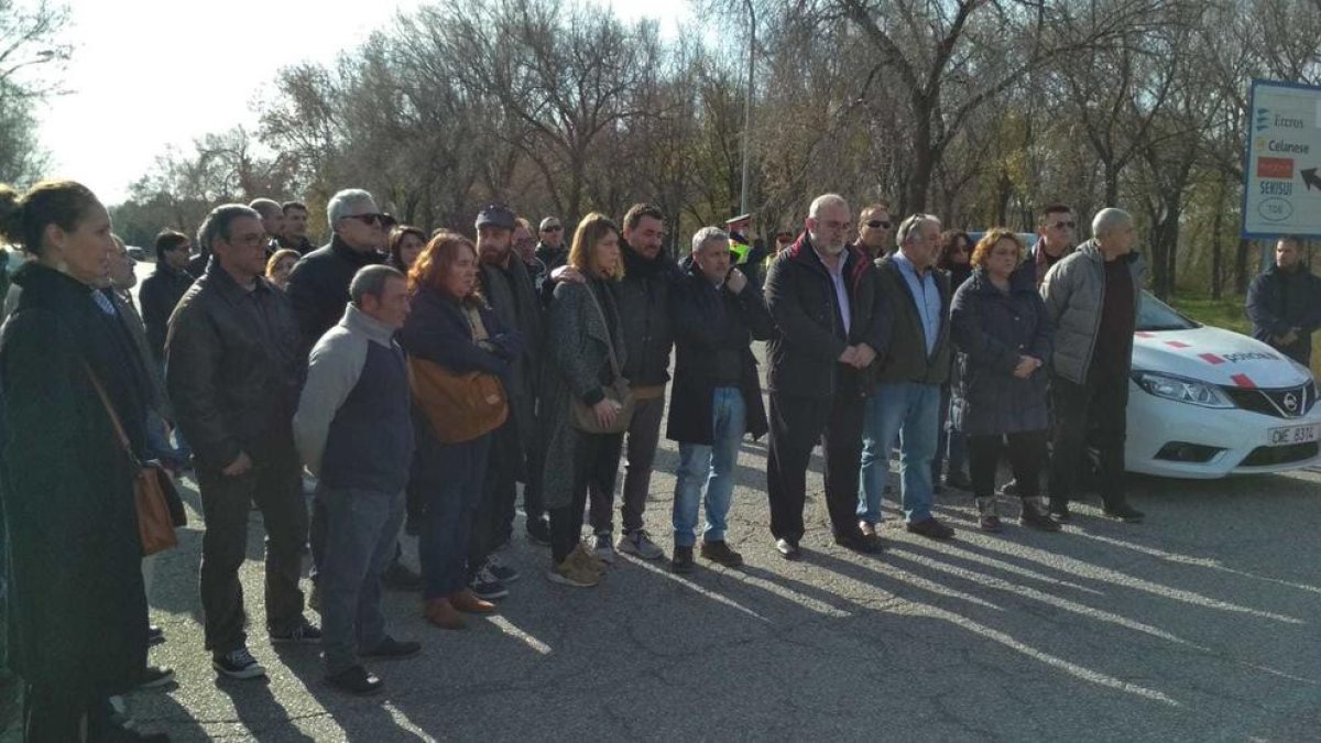 Minuts de silenci per part dels treballadors d'IQOXE.