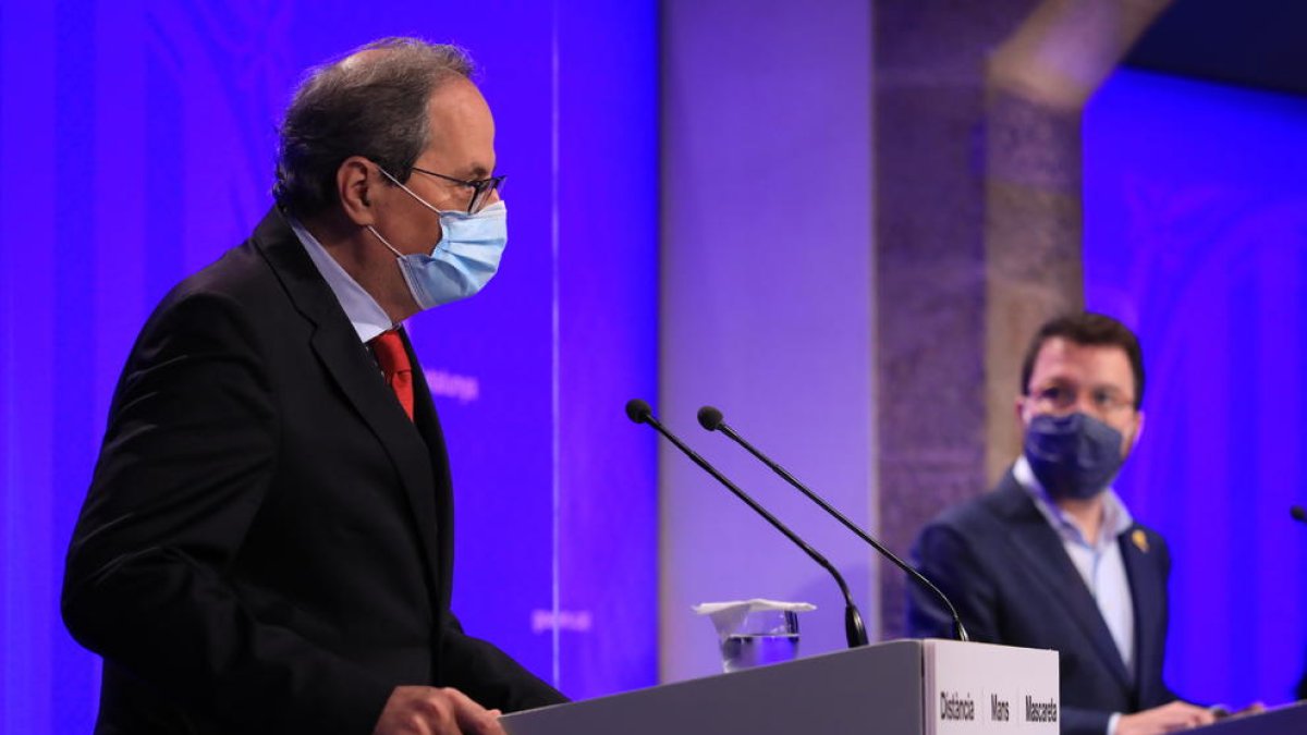 El presidente de la Generalitat, Quim Torra, y el vicepresidente del Gobierno, Pere Aragonès, comparecen en rueda de prensa.