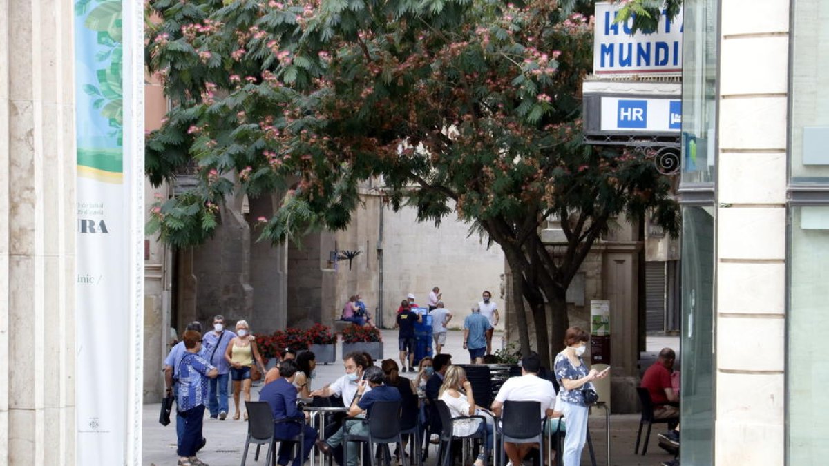 Un bar obert a l'Eix Comercial de Lleida.