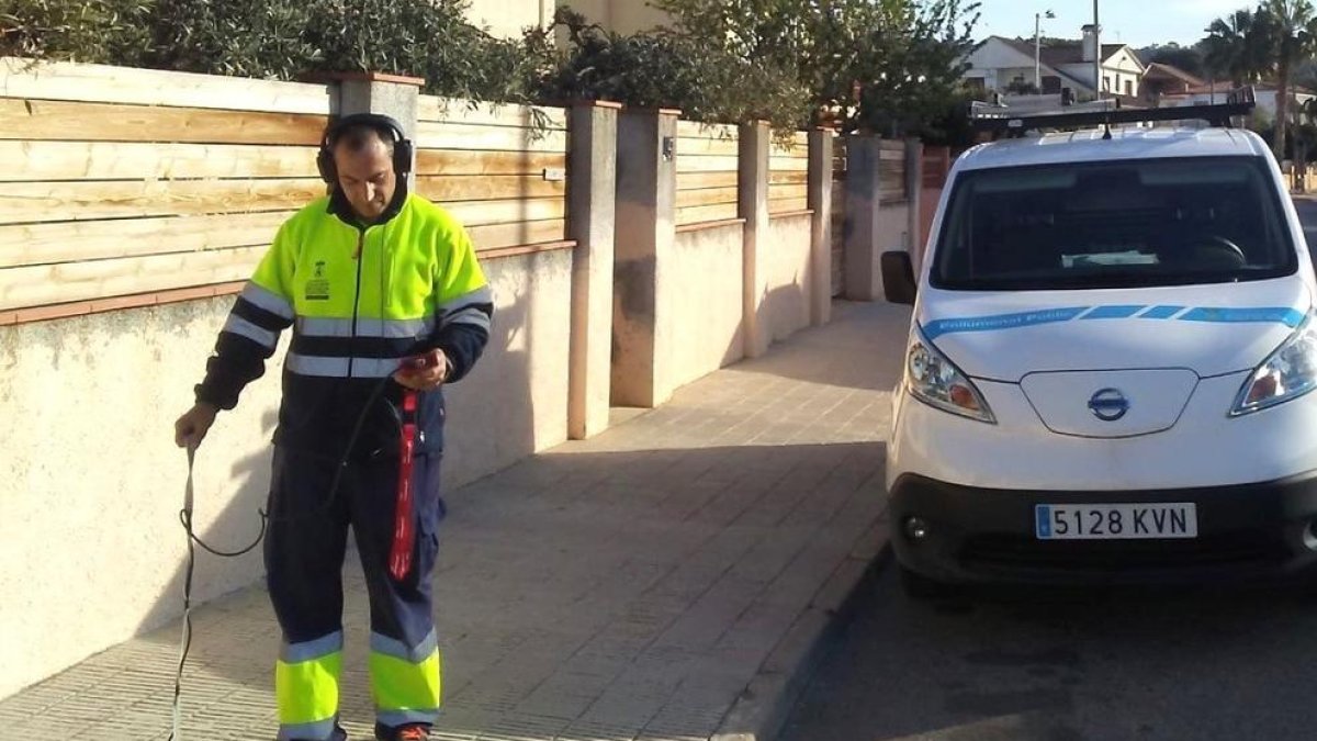 L'operari revisant la xarxa d'aigües de Roda de Berà amb l'aparell adquirit fa un any.