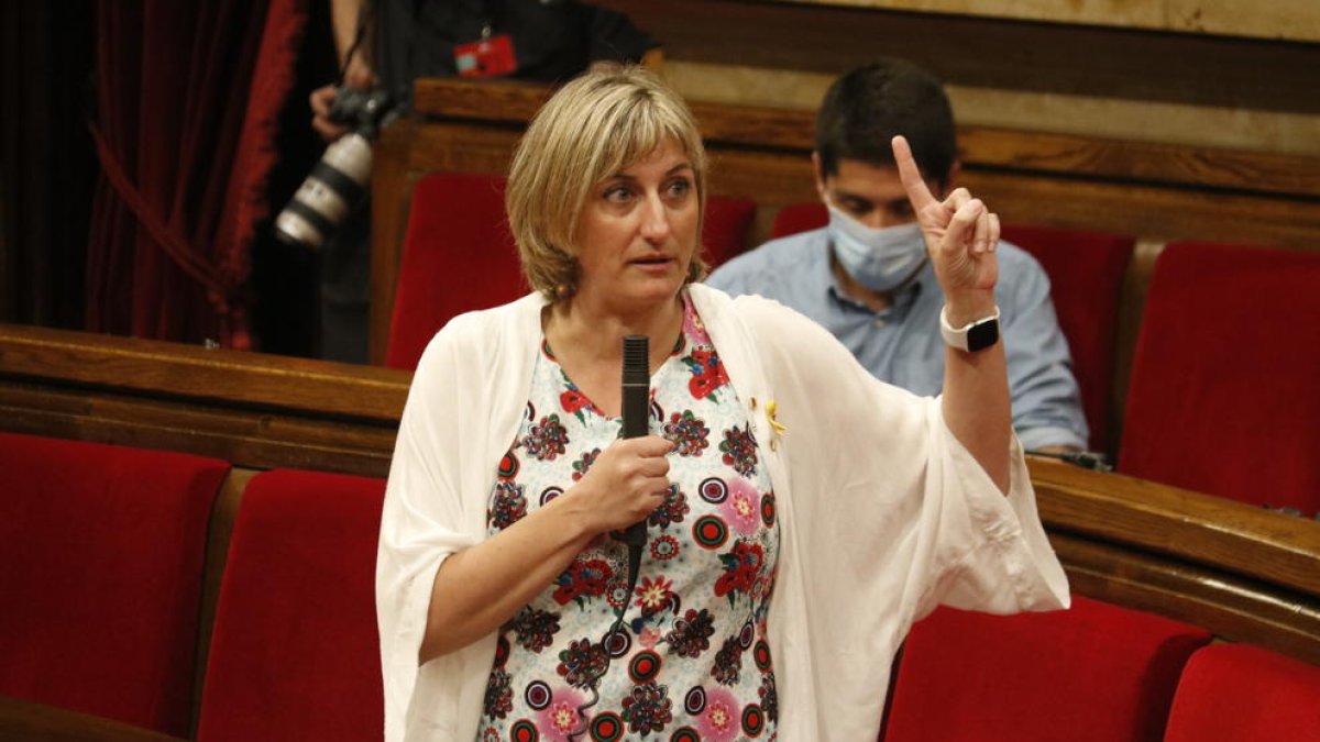 La consellera de Salut, Alba Vergés, interviniendo en el pleno del Parlament del 8 de julio.