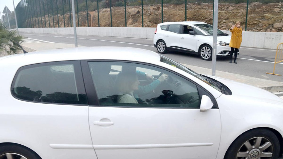 Carme Forcadell, al vehicle amb el qual ha sortit de la presó de Mas d'Enric, en el seu primer permís penitenciari.