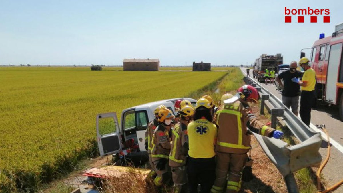 Bombers i SEM treballen en l'excarceració d'un dels ferits