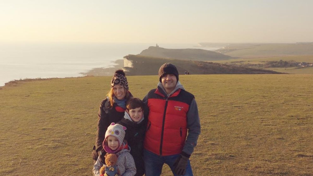 Maria Requena, con su familia, en Inglaterra.