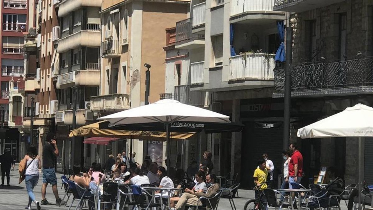 Imagen de una terraza de la plaza Corsini de Tarragona.