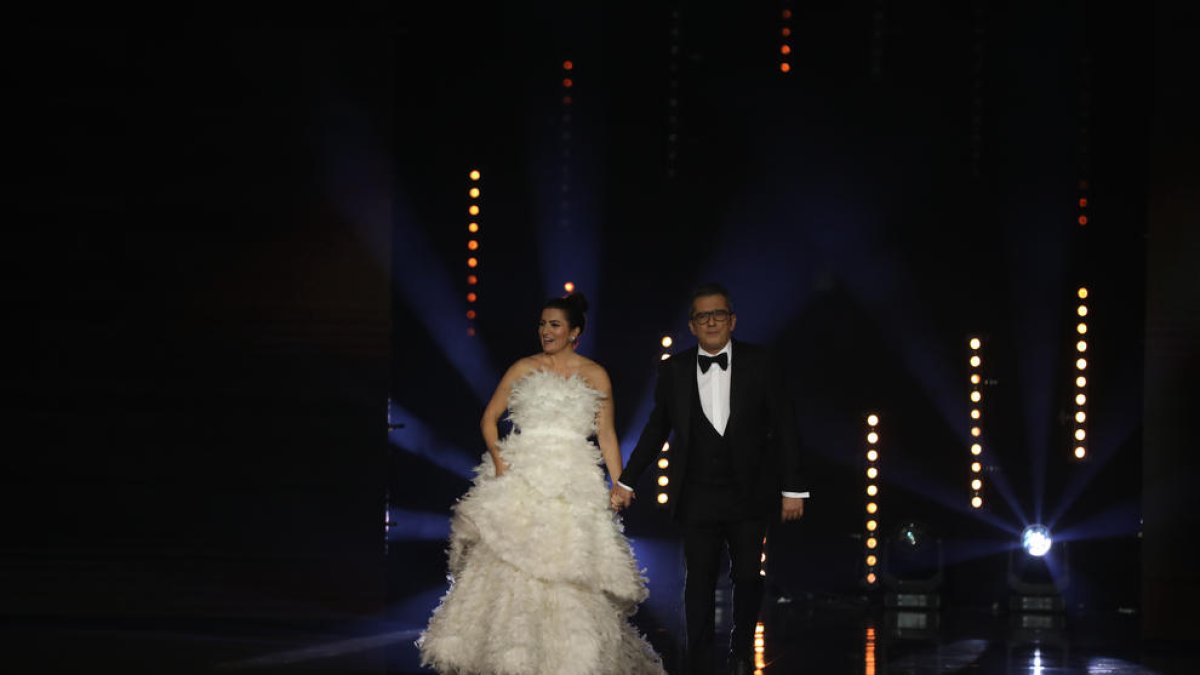 Los presentadores Silvia Abril y Andreu Buenafuente durante la gala de entrega de los Goya.