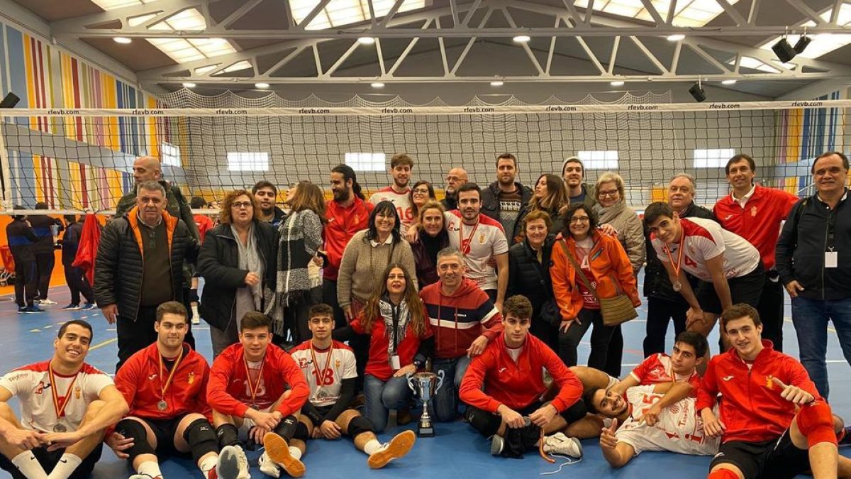 La plantilla del CV Sant Pere i Sant Pau y la afición desplazada con la copa de subcampeones.