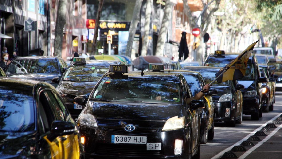 Concentració de taxistes davant la Conselleria de Territori i Sostenibilitat. Imatge del 28 d'octubre de 2020