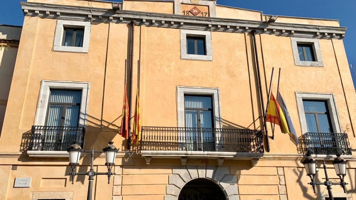 Las banderas del Ayuntamiento de Constantí, a medio asta.