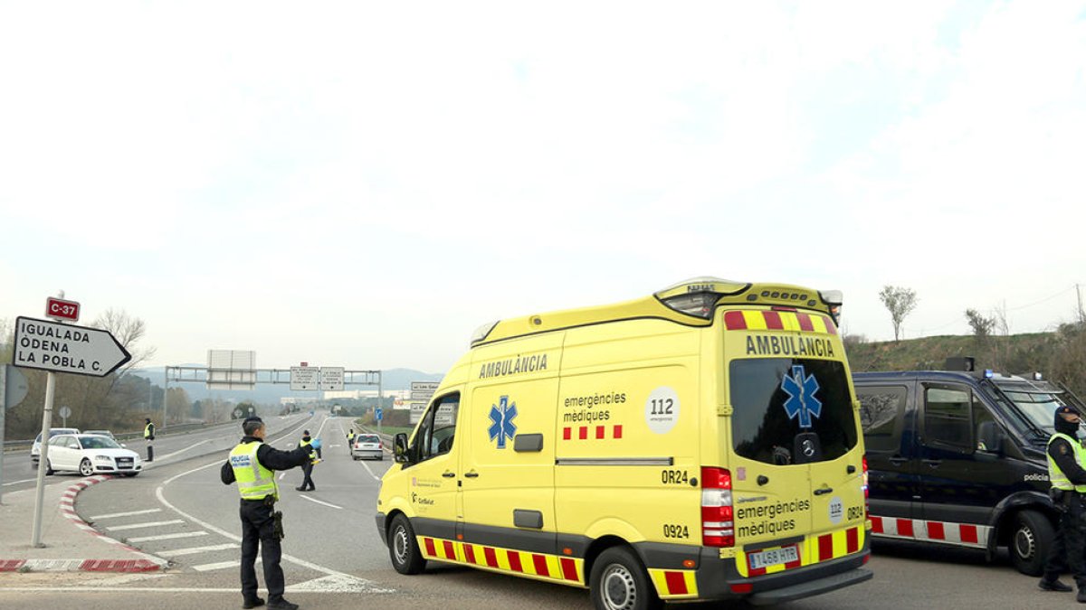 Control de acceso en Igualada con una ambulancia entrante en la zona.