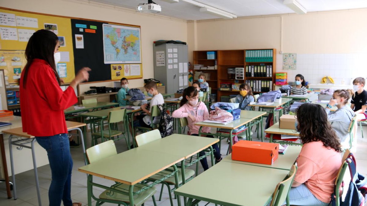 Interior de l'aula de 4t a l'Institut-escola de Navàs en una de les sessions de comiat