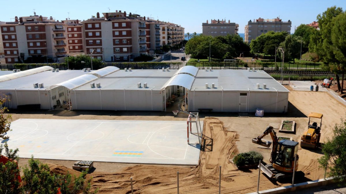 L'escola Vilamar de Calafell, en obres i amb trànsit constant d'excavadores a pocs dies de l'inici del curs 2020-21