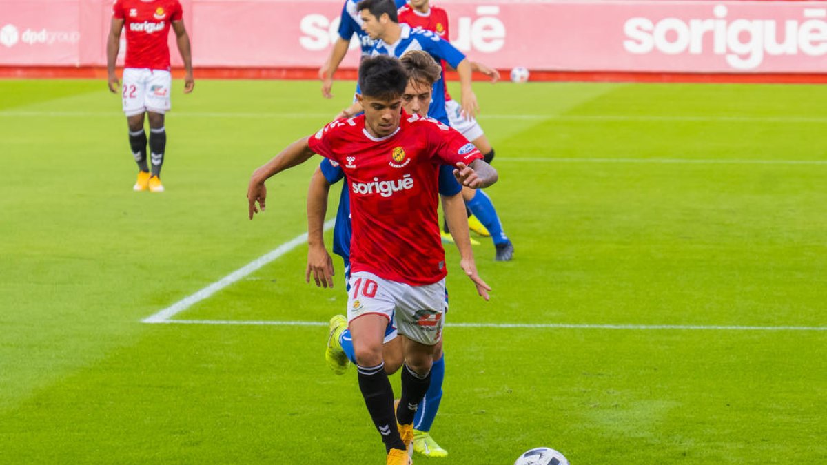 Brugui, durante una acción del Nàstic-Badalona de este domingo, que acabó con empate y sin goles.