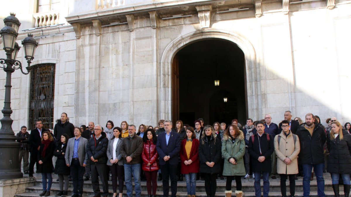 El alcalde de Tarragona, concejales y funcionarios municipales en el minuto de silencio por las víctimas de IQOXE.