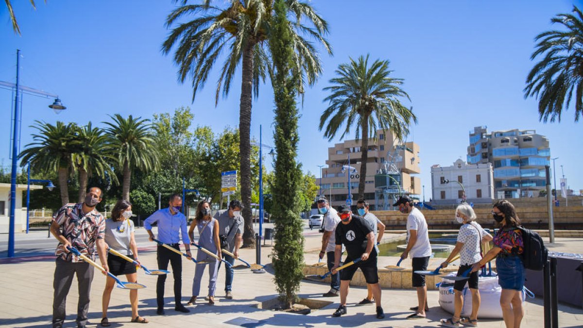 L'exposició es pot visitar al Tinglado 1 i, a l'exterior, el xiprer plantat pel Port i els fotògrafs.