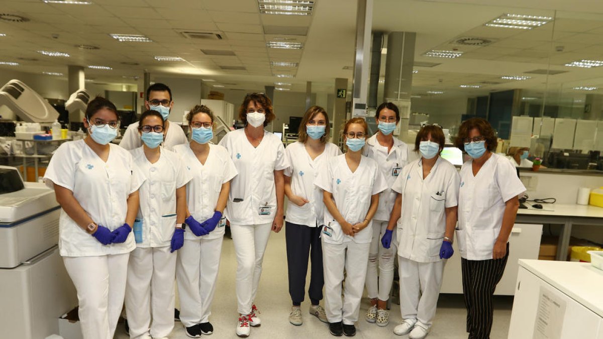 Grup de treballadores del laboratori clínic de l'Hospital Joan XXIII amb la seva directora, Teresa Sans, a la dreta de la imatge.