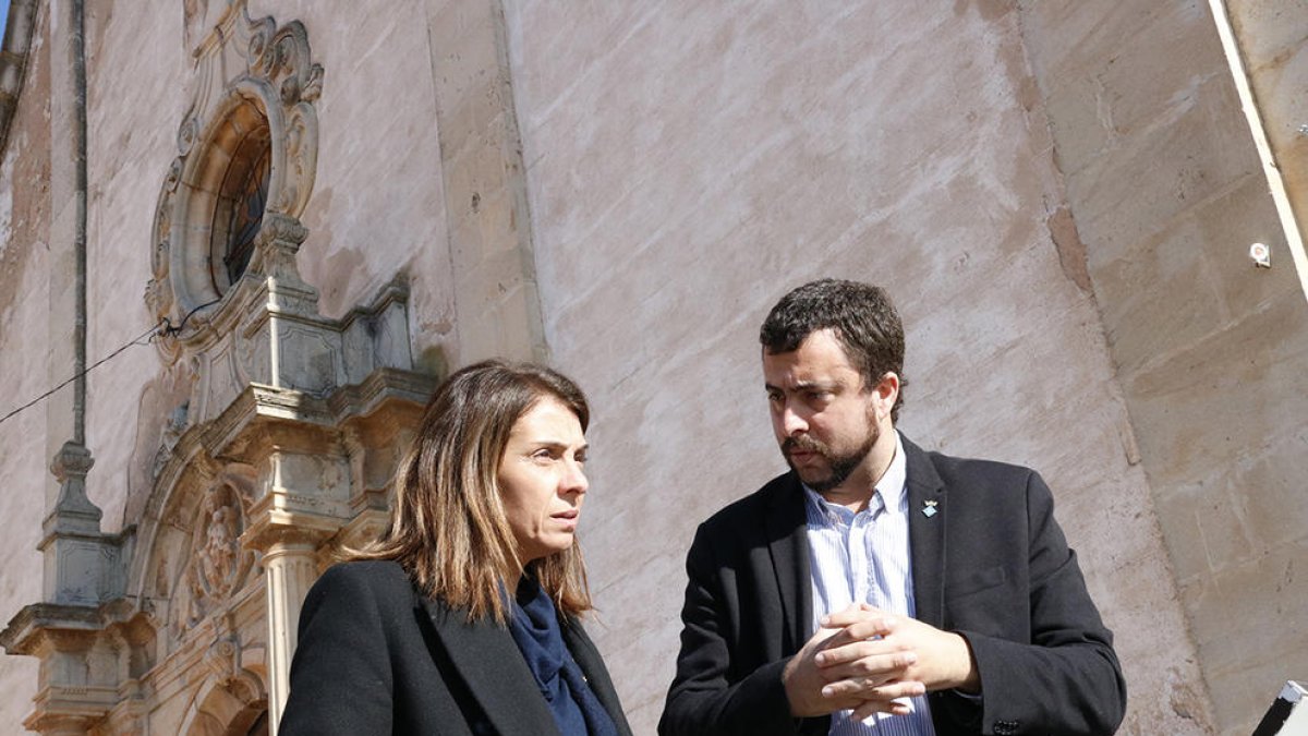 La consellera de la Presidència, Meritxell Budó, amb l'alcalde de Barberà de la Conca, Marc Rovira, un municipi afectat de fa anys per una greu esquerda, amb l'església al fons.