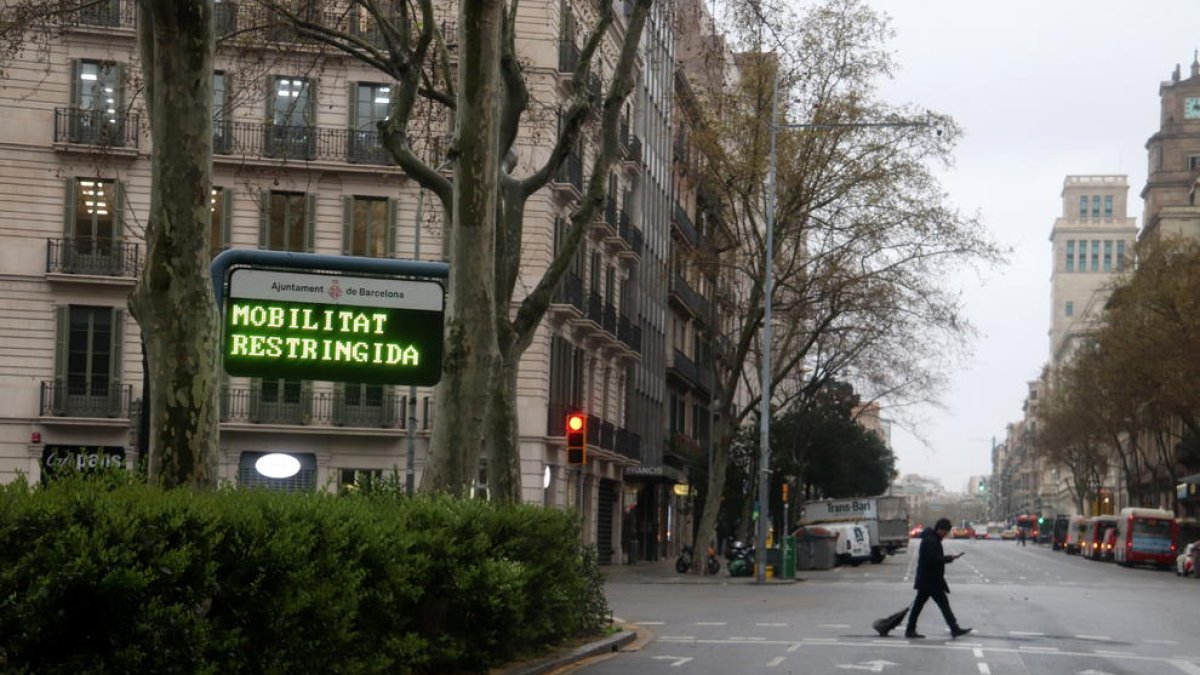 Cartel de movilidad restringida a la plaza Urquinaona de Barcelona durante el estado de alarma por el coronavirus.