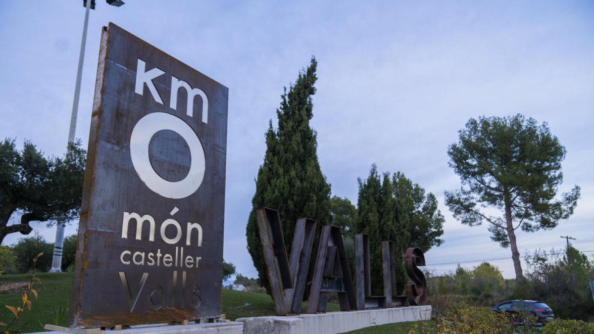 Una de les peces que s'han col·locat a les entrades del municipi, quilòmetre zero del món casteller.