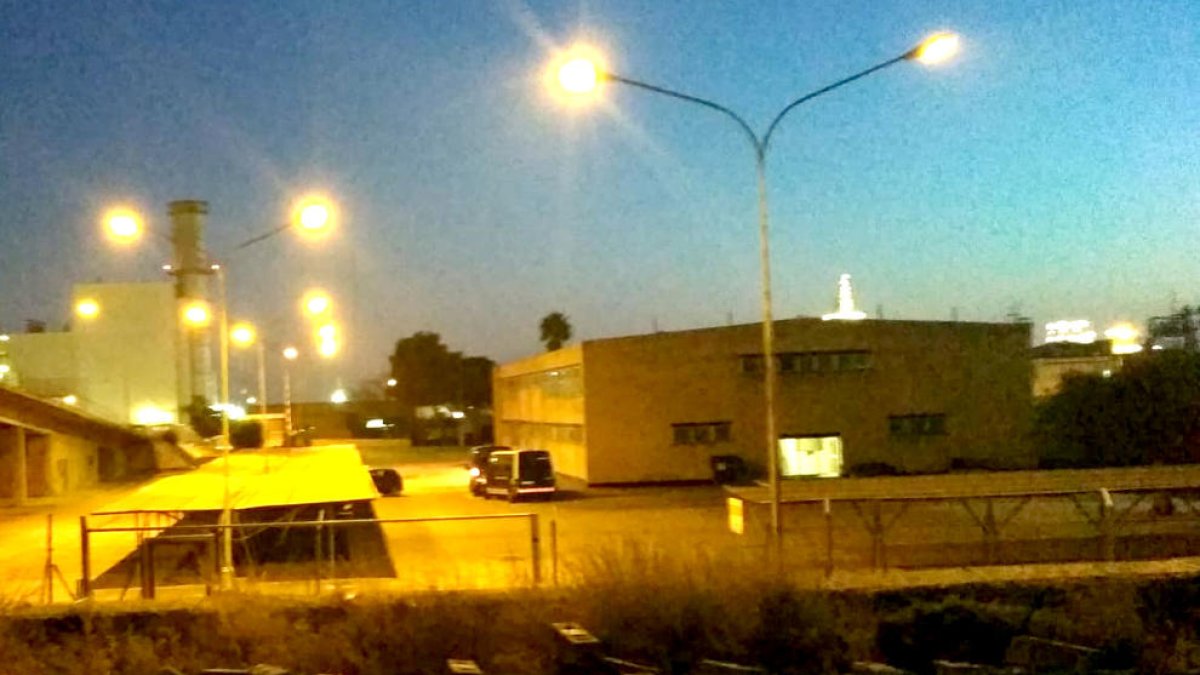 Una furgoneta de los Mosso abandonando la zona de la empresa este jueves por la noche.