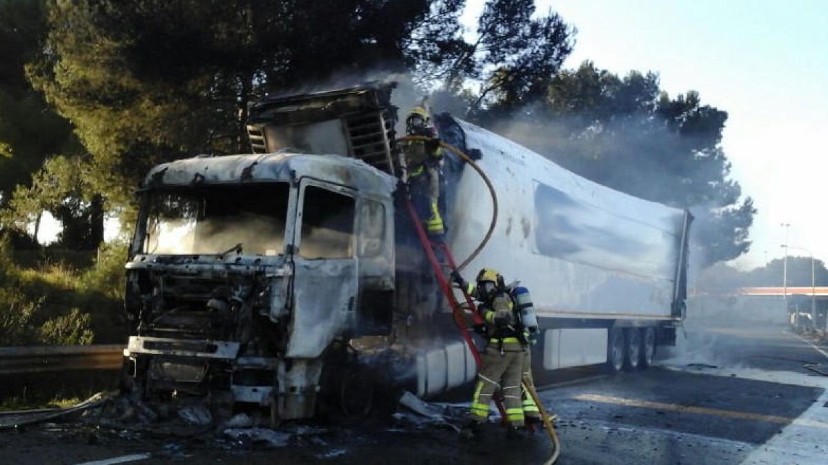Imagen del camión afectado por el incendio, en la AP-7.