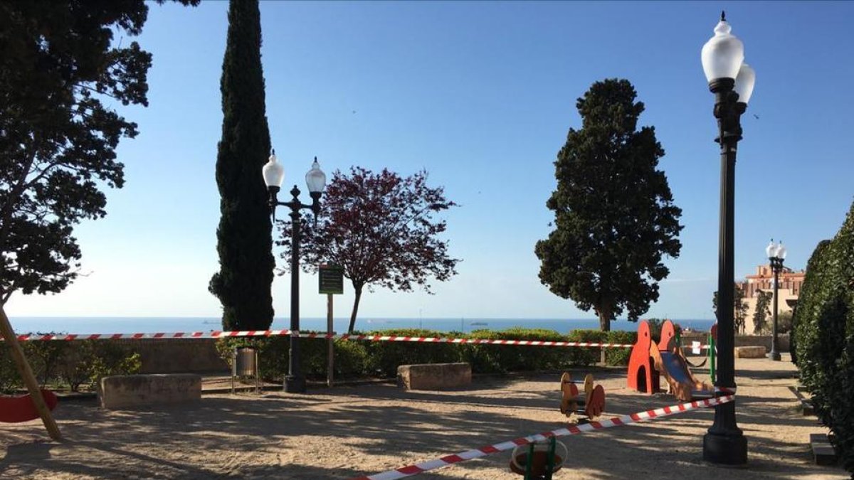 El parque situado delante del Portal de Sant Antoni, precintado