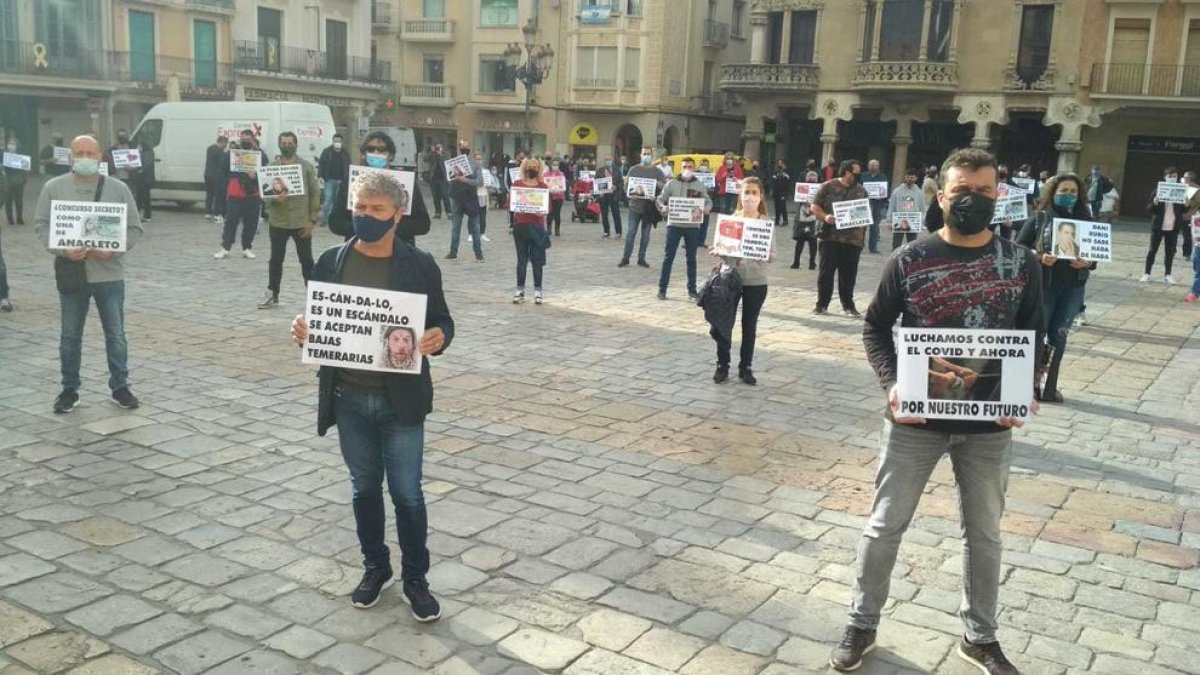 Protesta a la plaça Mercadal per part dels treballadros de la brossa.