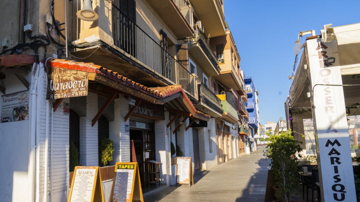 Imagen de la calle Trafalgar del barrio del Serrallo, donde se encuentran la mayoría de restaurantes.