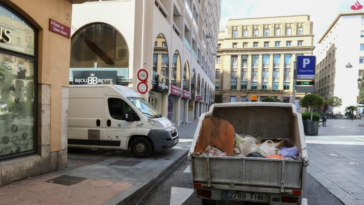 imatge d'arxiu de camions de la brossa al centre de Reus.