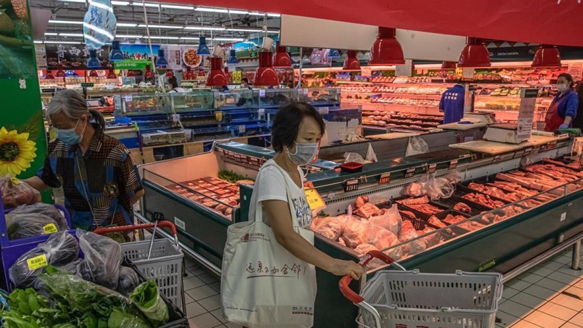 Imatge d'una compradora en un sumermercat a la Xina.