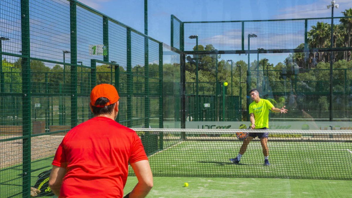 Dos homes juguen a pàdel a les instal·lacions del Golf Costa Daurada.