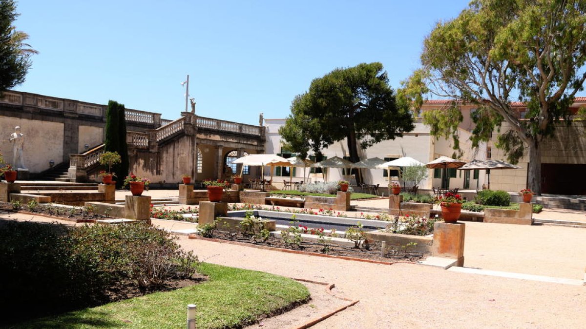 Plano general del jardín del Museu Pau Casals del Vendrell en la reapertura del equipamiento después del cierre por la crisis del coronavirus.