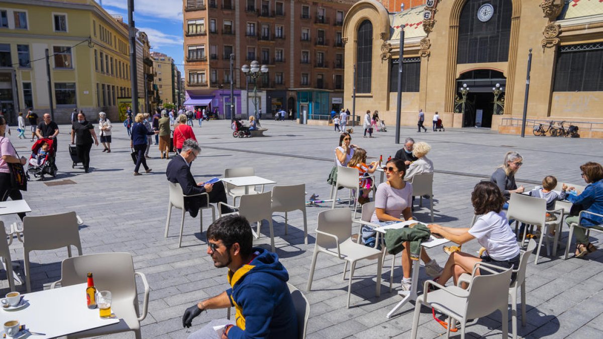 Tot fa pensar que la plaça Corsini trigarà a tornar a albergar el mercadet dels dimarts i dijous.