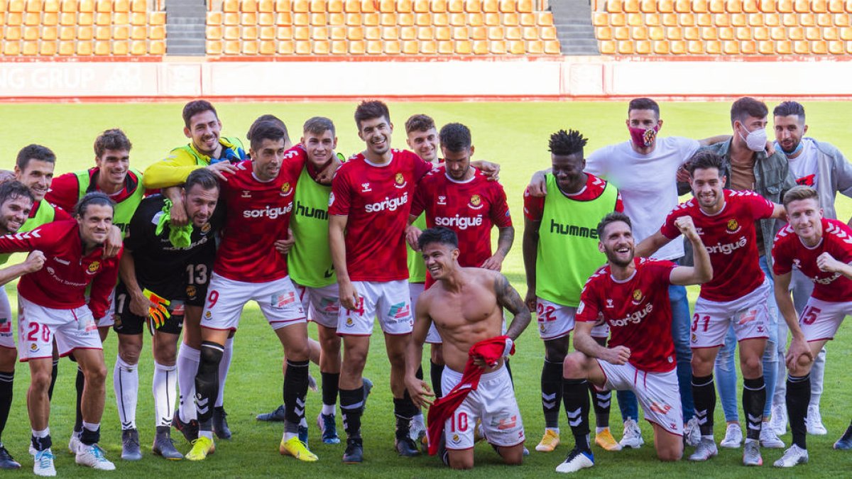 Los futbolistas del Nàstic celebran el triunfo sobre el césped.