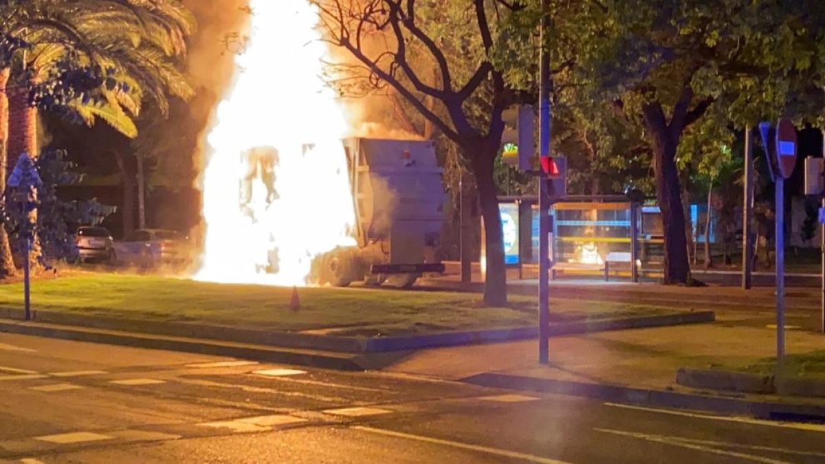 Imatge del camió incendiat a l'avinguda Marià Fortuny.