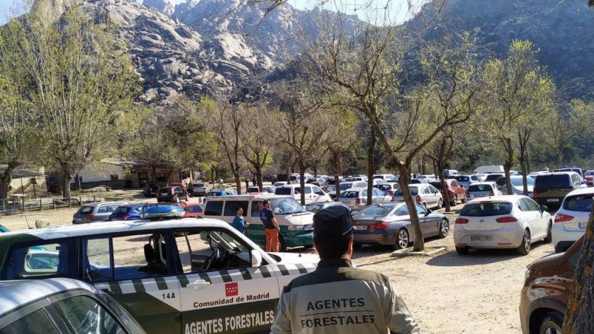 Imatge d'un aparcament ple a la Serra de Madrid ahir tot i la ordre de confinament.