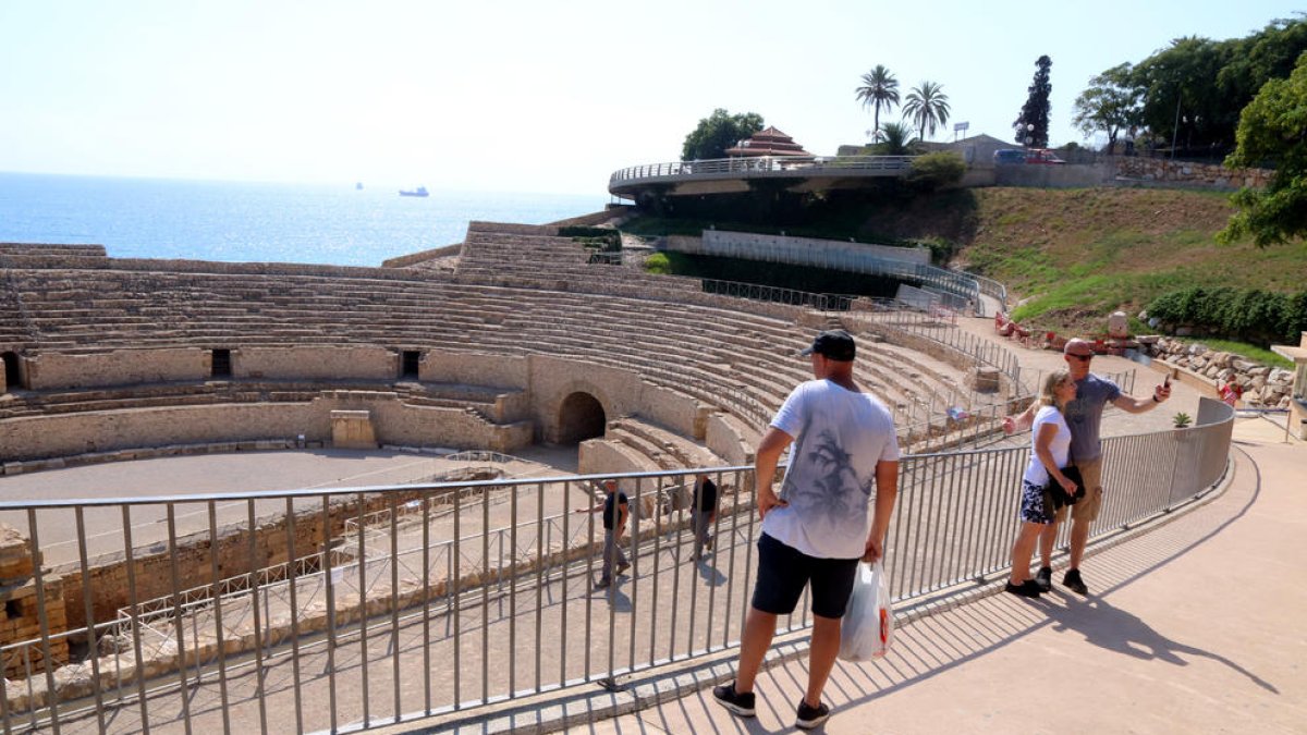 Turistes fent-se fotografies a l'interior de l'amfiteatre de Tarragona abans del tancament provisional, el 27 de setembre del 2019.