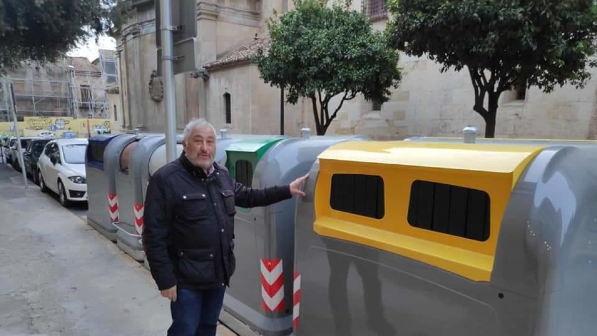 Antoni López membre de la junta govern del Consell Comarcal del Tarragonès amb els nous contenidors a Tarragona.